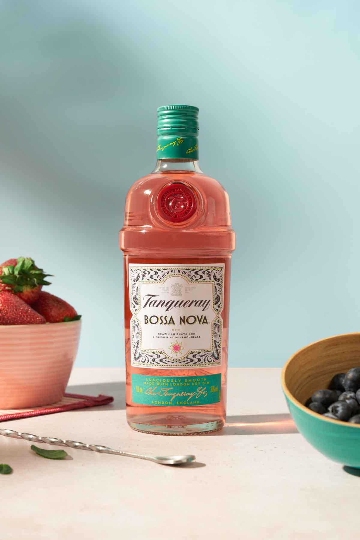 Tanqueray Bossa Nova: El nuevo gin que te transportará a las playas brasileñas. Con su sabor suave y tropical