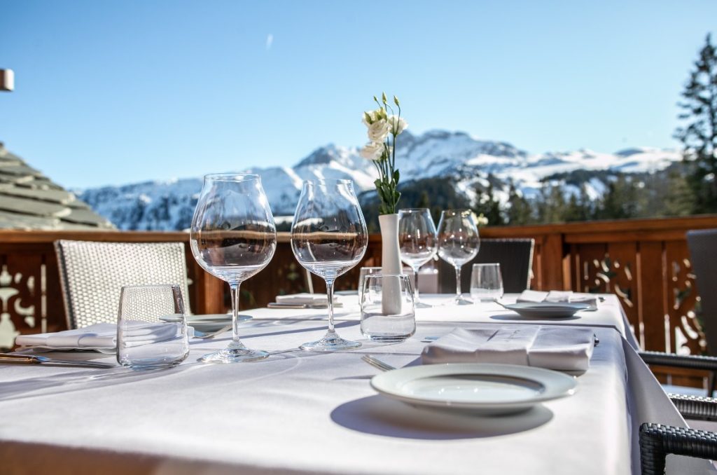 Small Luxury Hotels of the World te invita a sus recintos para disfrutar la Navidad entre montañas nevadas.