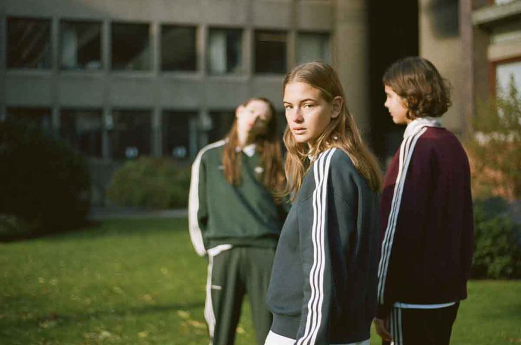 Adidas y Sporty & Rich Lanzan Colección de Lujo Inspirada en Universidades Americanas
