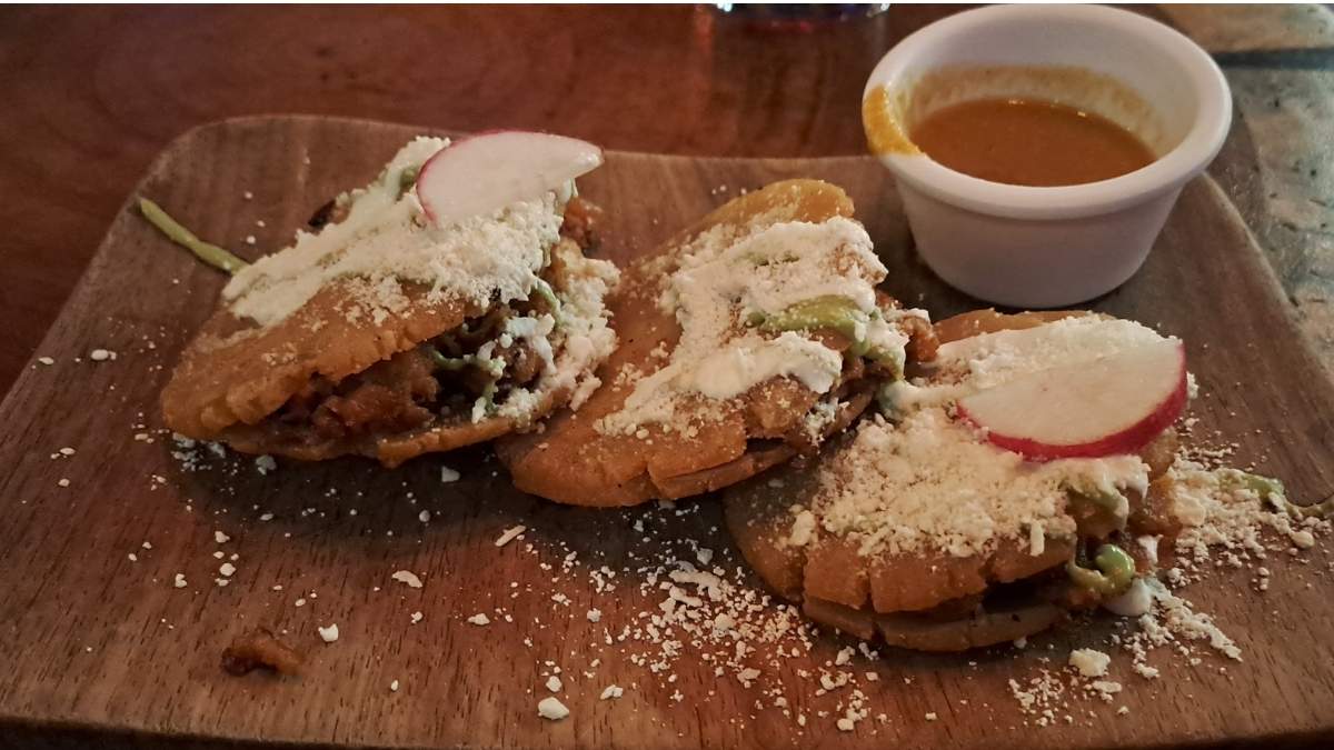 Gorditas hechas a mano en Taproom de cervecería artesanal