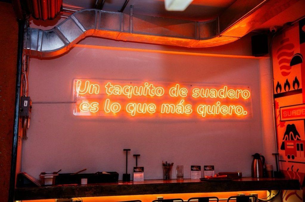 Conoce Estación Suadero, la taquería inspirada en el Metro de la CDMX
