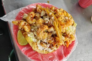 Aquí puedes probar los famosos tacos gigantes de camarón enchilado estilo Tijuana, en el Edomex