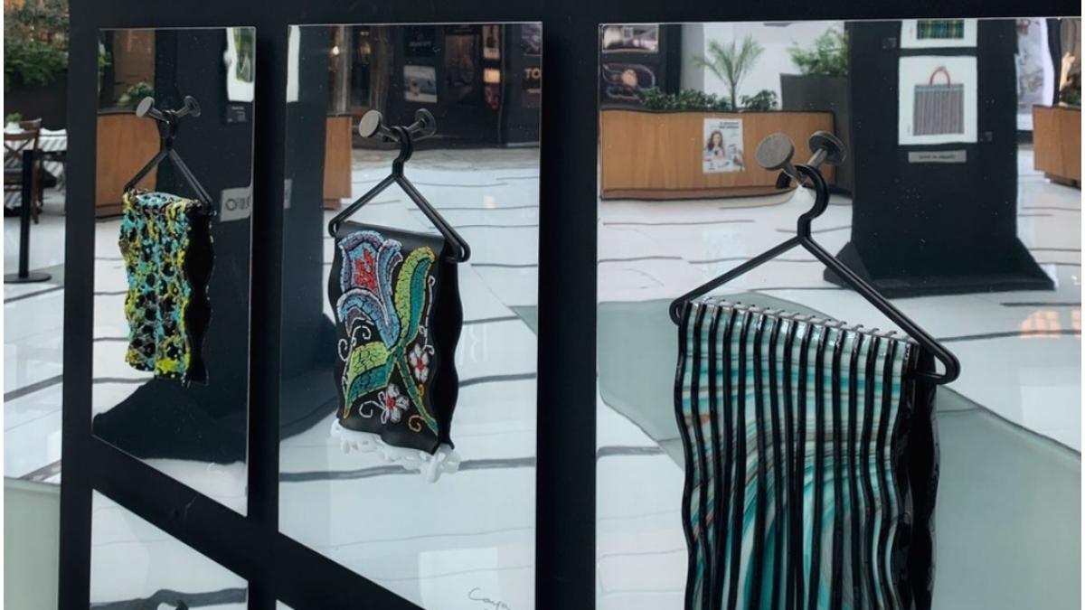 Rebozos hechos con vidrio soplado de la exposición entre hilos y granos de Caya