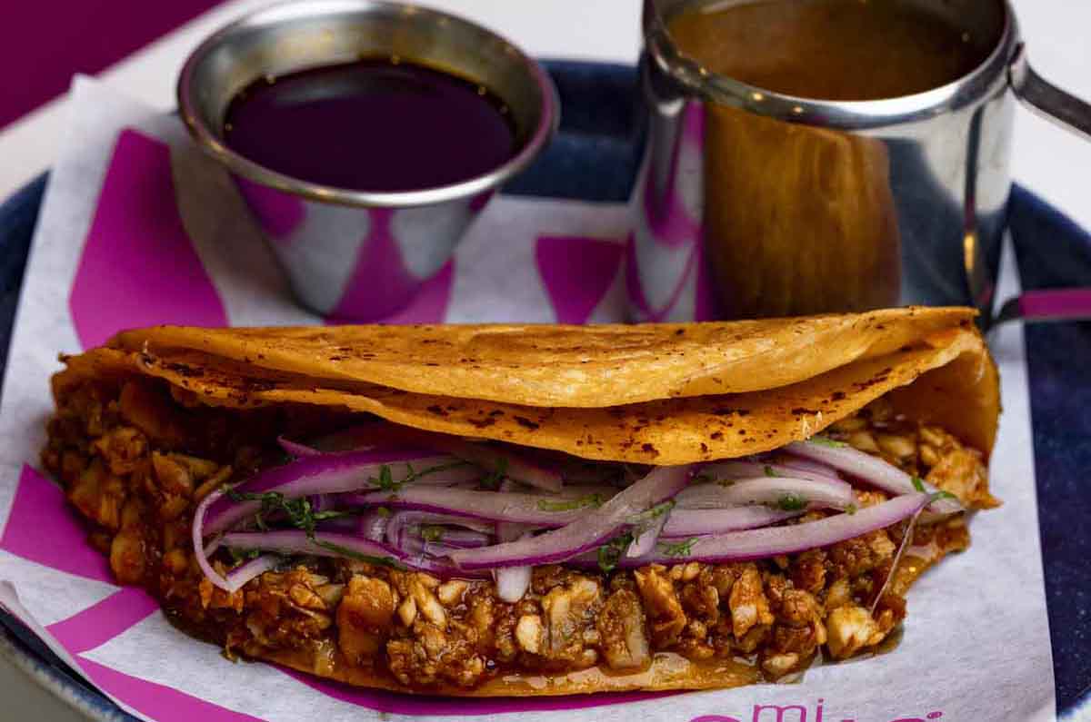 Máximo Bistrot y Mi Gusto Es Celebran Aniversario  con tostadas y birria