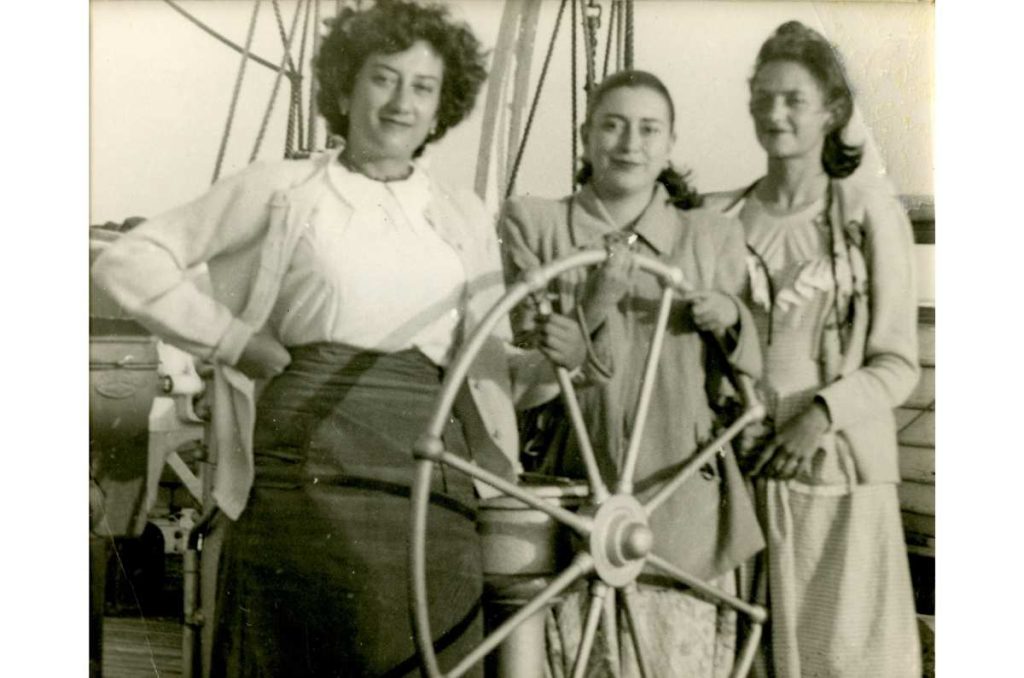 En el barco SSArgentina, con Dolores Castro (1950).