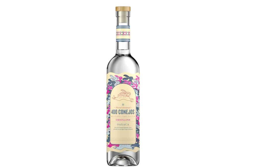 Mezcal 400 Conejos presenta Cristalino, una opción suave para disfrutar el mezcal artesanal. Elaborado con agave espadín reposado y filtrado