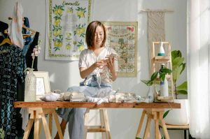 Talleres de arte mayo 2025: pinta floreros, vasos y más con FridArt