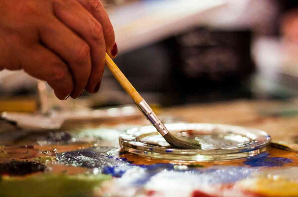 Talleres de arte mayo 2025: pinta floreros, vasos y más con FridArt