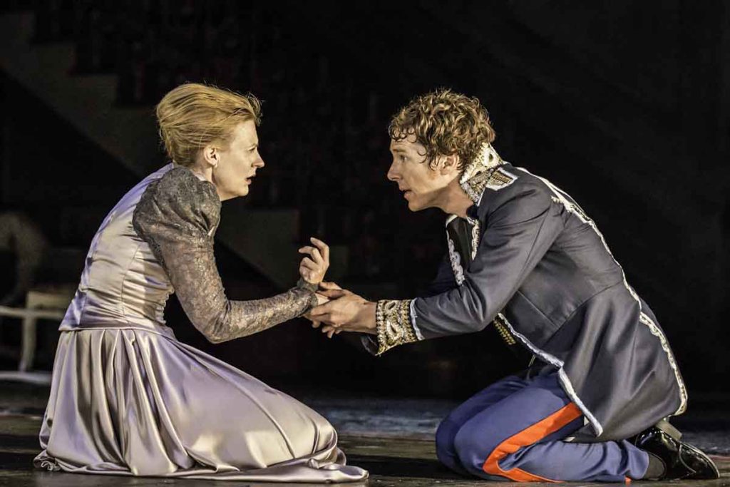 El National Theatre Live presenta "Hamlet" con Benedict Cumberbatch en el Lunario.cUna producción moderna de la obra de Shakespeare