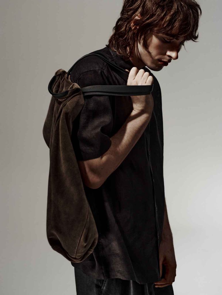 Massimo Dutti lanza "Toward", su nueva editorial con Gene Gallagher. La colección SS025 fusiona sastrería relajada y estilo británico