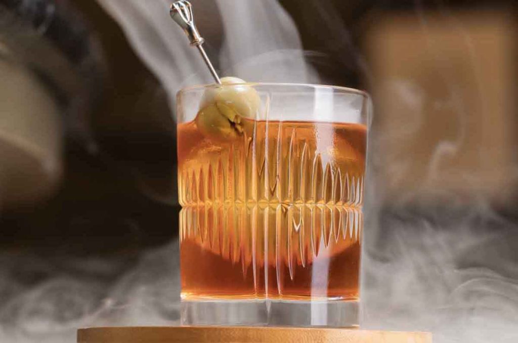 MIKA, la nueva coctelería de autor en Puerta de Hierro, revoluciona Guadalajara con tragos innovadores y servicio de lujo.