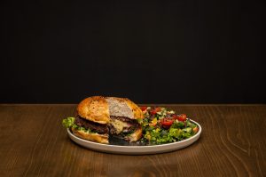 ¿Hamburguesas rellenas en CDMX? Lánzate a probarlas en Open House Burgers