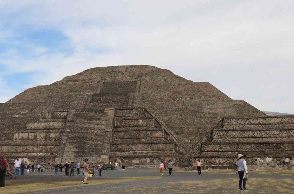 Reabren el acceso a la Pirámide de la Luna en Teotihuacán: así puedes visitarla