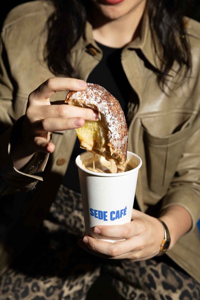 5 bebidas heladas originales para refrescarte en CDMX: Spanish Latte, Dirty Horchata, Pistacchio Latte, Taro Latte y Freddo Mexicano.