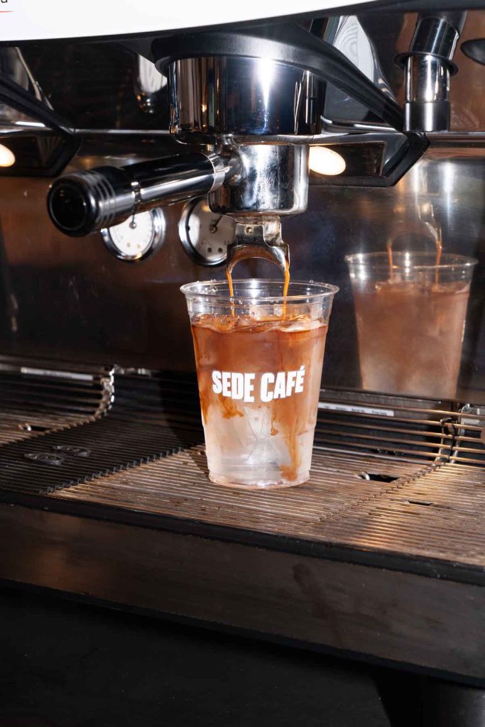 5 bebidas heladas originales para refrescarte en CDMX: Spanish Latte, Dirty Horchata, Pistacchio Latte, Taro Latte y Freddo Mexicano.