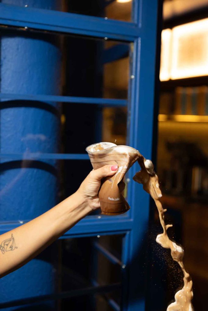 5 bebidas heladas originales para refrescarte en CDMX: Spanish Latte, Dirty Horchata, Pistacchio Latte, Taro Latte y Freddo Mexicano.