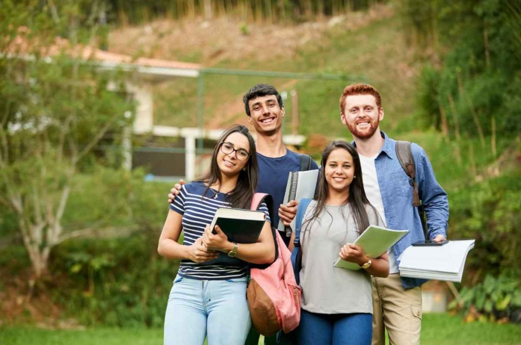 ¡Estudia gratis y en línea! Así puedes estudiar en la Universidad Rosario Castellanos