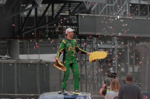 Daniel Suárez firma una remontada histórica y gana la NASCAR Xfinity en México