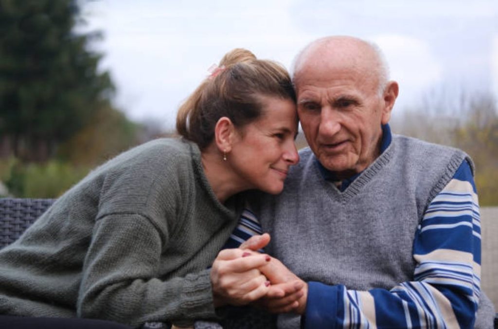 Papá también merece un apapacho: checa estos beneficios de INAPAM para adultos mayores 1