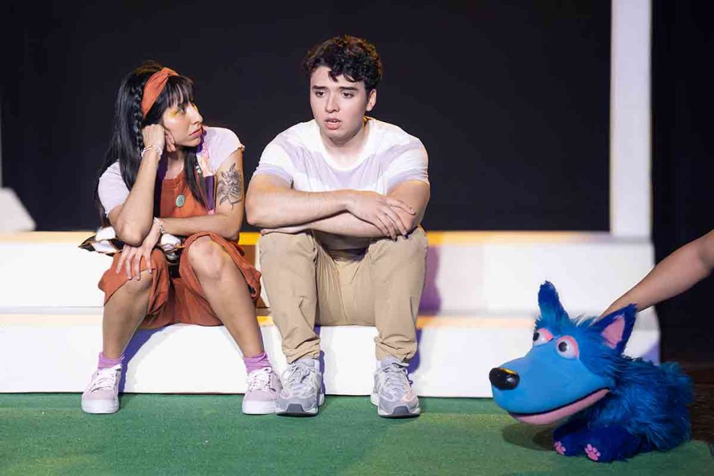 "Dios es un bicho" llega al Centro Cultural Helénico. Esta obra para toda la familia explora preguntas sobre la fe y la amistad con títeres