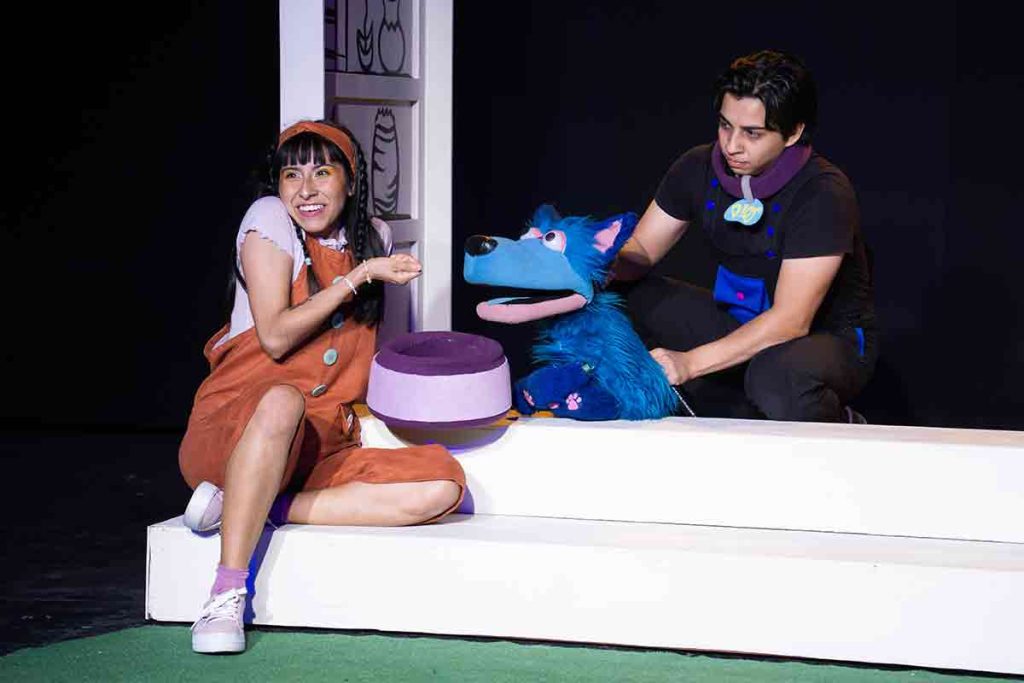 "Dios es un bicho" llega al Centro Cultural Helénico. Esta obra para toda la familia explora preguntas sobre la fe y la amistad con títeres