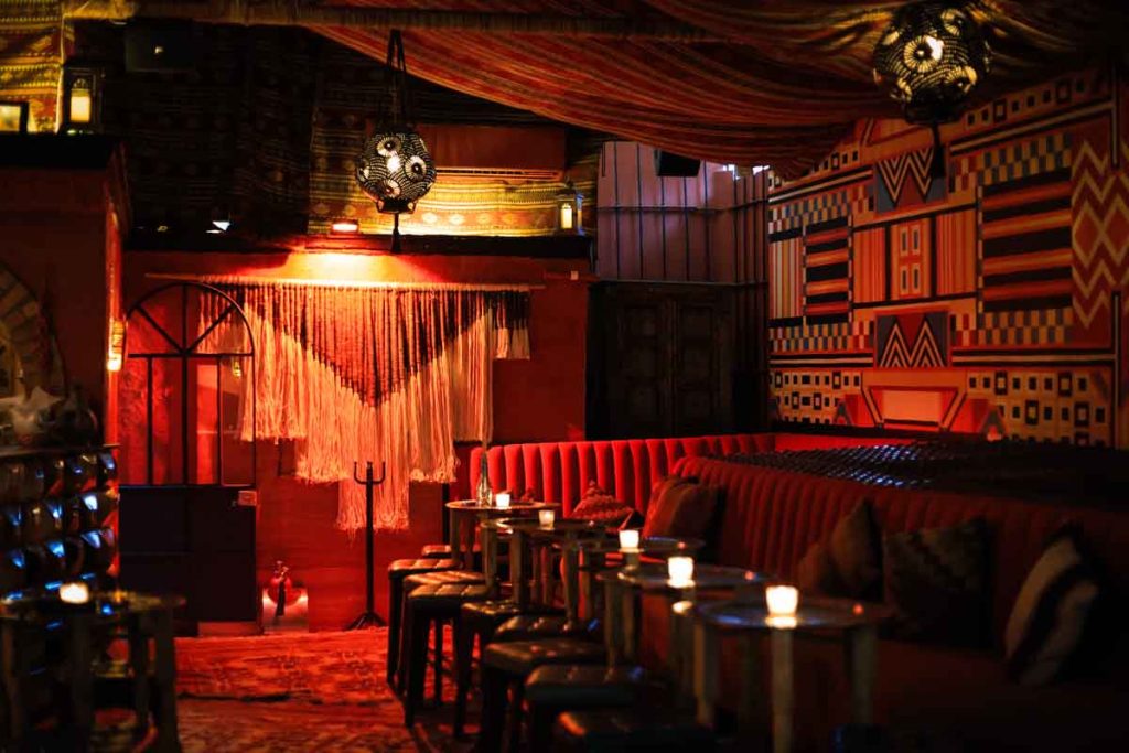 Gamal es un bar que ofrece cocteles inspirados en Medio Oriente, escape room y terraza, con tragos de la gran Claudia Cabrera