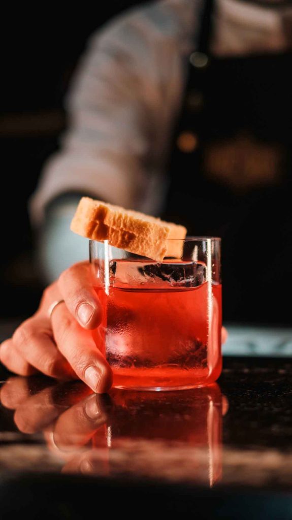 Handshake, el bar de la colonia Juárez, presenta su innovador menú de cocteles: galletas, sandwiches y Raúl Jiménez