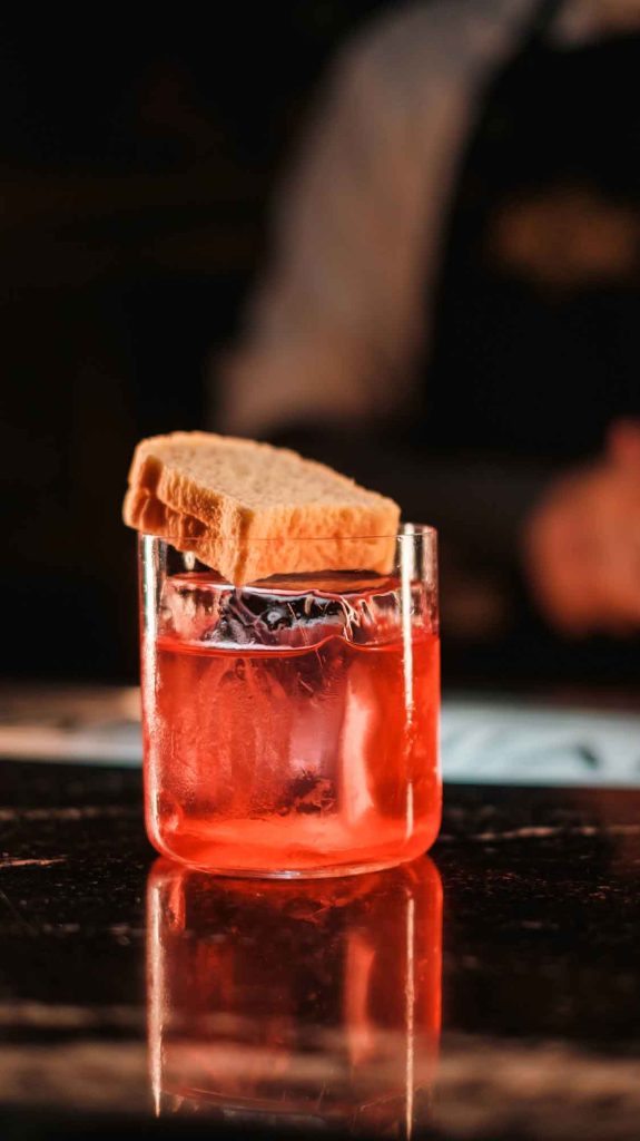 Handshake, el bar de la colonia Juárez, presenta su innovador menú de cocteles: galletas, sandwiches y Raúl Jiménez