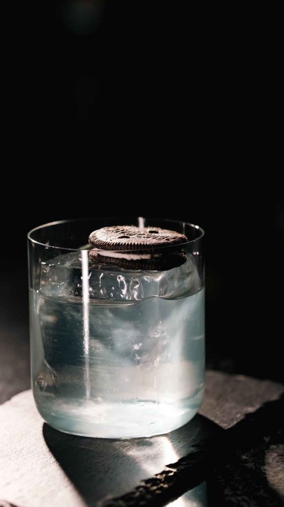 Handshake, el bar de la colonia Juárez, presenta su innovador menú de cocteles: galletas, sandwiches y Raúl Jiménez