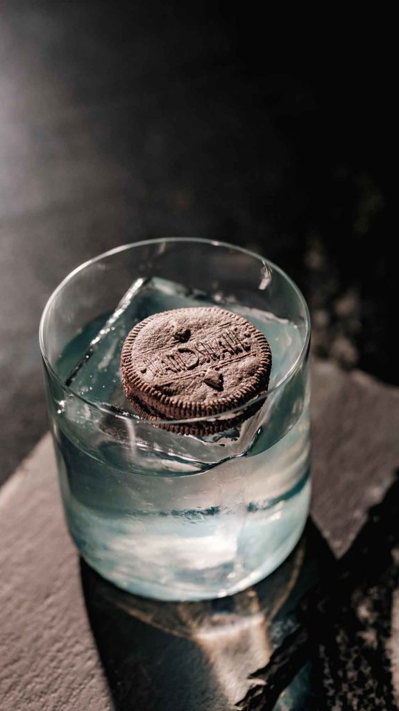 Handshake, el bar de la colonia Juárez, presenta su innovador menú de cocteles: galletas, sandwiches y Raúl Jiménez