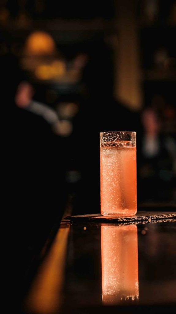 Handshake, el bar de la colonia Juárez, presenta su innovador menú de cocteles: galletas, sandwiches y Raúl Jiménez