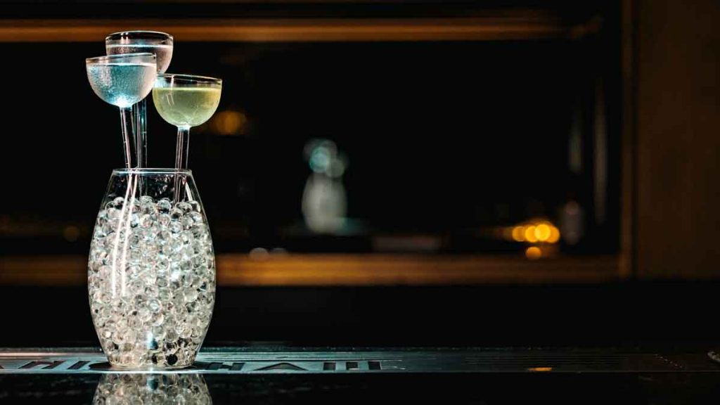 Handshake, el bar de la colonia Juárez, presenta su innovador menú de cocteles: galletas, sandwiches y Raúl Jiménez