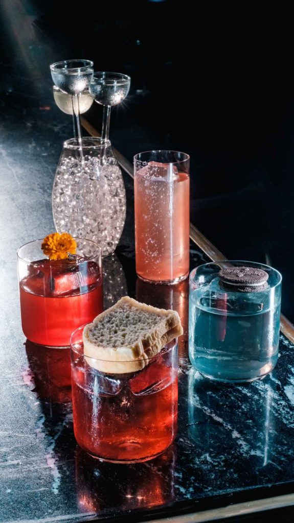 Handshake, el bar de la colonia Juárez, presenta su innovador menú de cocteles: galletas, sandwiches y Raúl Jiménez