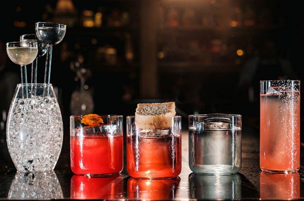 Handshake, el bar de la colonia Juárez, presenta su innovador menú de cocteles: galletas, sandwiches y Raúl Jiménez