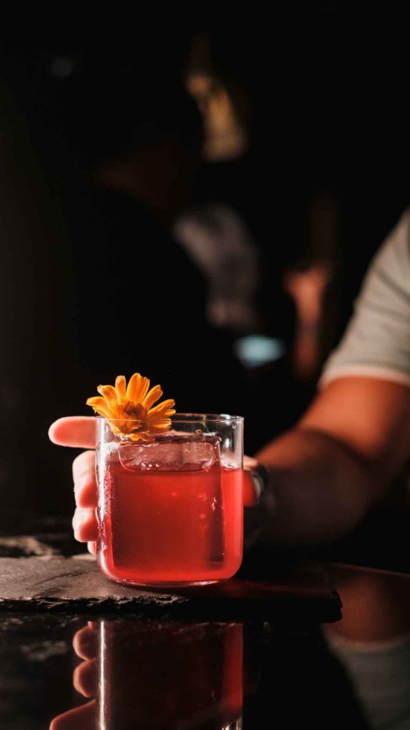 Handshake, el bar de la colonia Juárez, presenta su innovador menú de cocteles: galletas, sandwiches y Raúl Jiménez