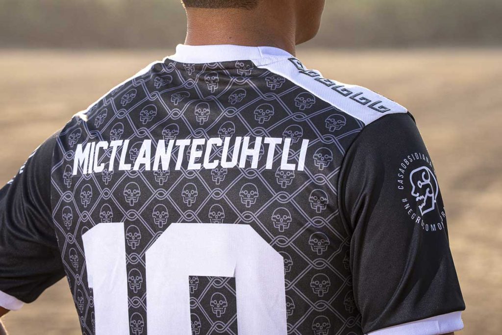 NEGRO COMO MI CORAZÓN lanza su segundo jersey deportivo, inspirado en Mictlantecuhtli, el dios teotihuacano del inframundo