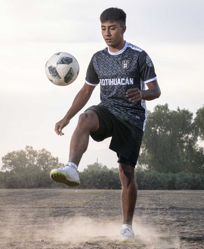 NEGRO COMO MI CORAZÓN lanza su segundo jersey deportivo, inspirado en Mictlantecuhtli, el dios teotihuacano del inframundo