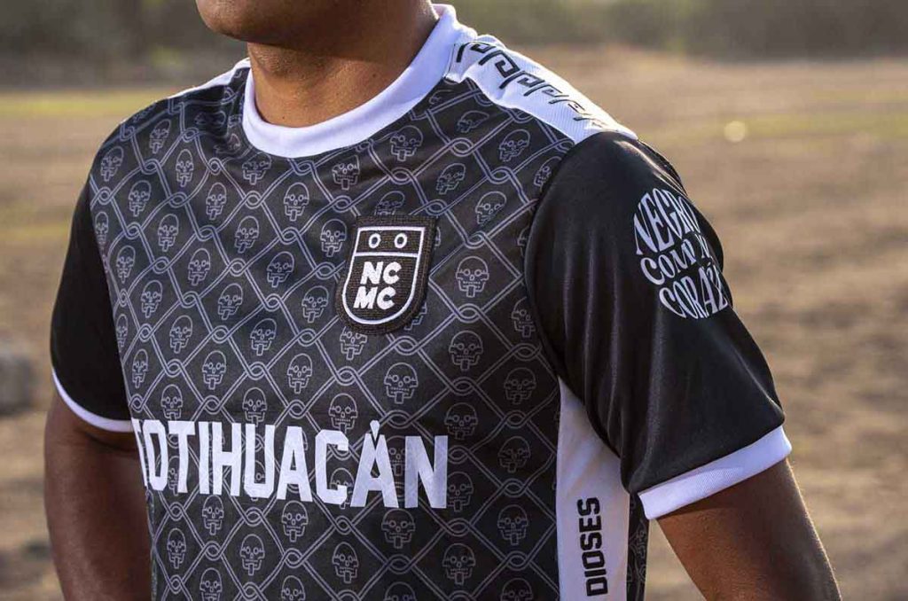 NEGRO COMO MI CORAZÓN lanza su segundo jersey deportivo, inspirado en Mictlantecuhtli, el dios teotihuacano del inframundo