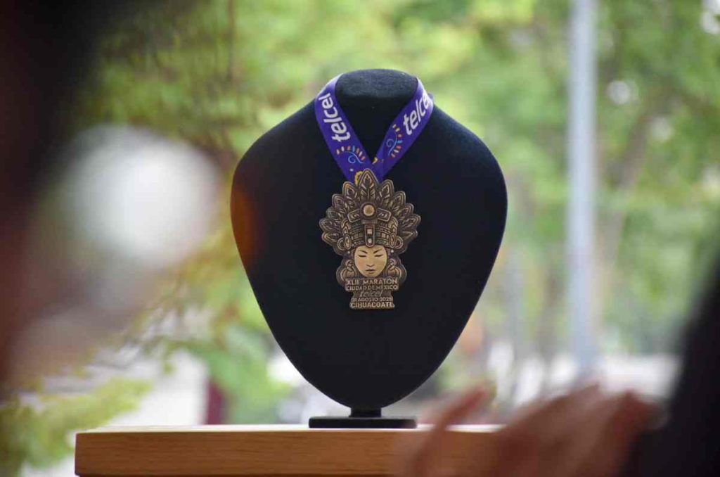 Conoce los diseños de medallas y playeras del Maratón 2025 de la CDMX  3