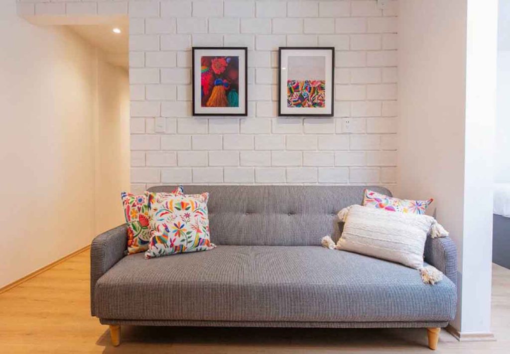 Airbnb revela que la Ciudad de México es el destino más buscado para el Día del Orgullo LGBT+, destacando viajes en grupo y alojamientos