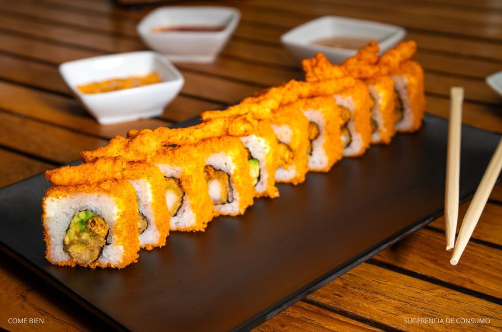 Rollo de sushi hecho con Cheetos® Torciditos®