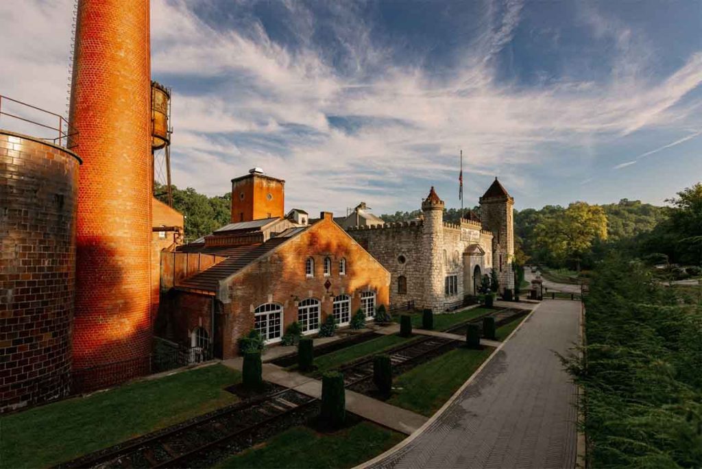 Extracto: Descubre el icónico Bourbon Trail en Kentucky, un road trip imperdible para amantes del buen vivir. Celebra el Día Nacional del Bourbon y explora destilerías legendarias.
