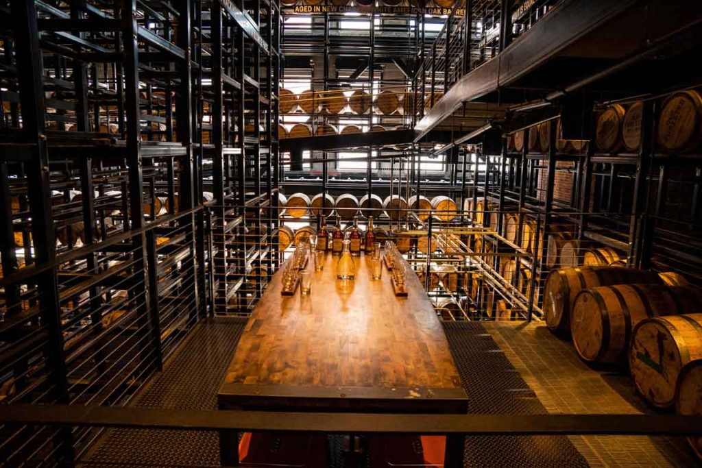 Extracto: Descubre el icónico Bourbon Trail en Kentucky, un road trip imperdible para amantes del buen vivir. Celebra el Día Nacional del Bourbon y explora destilerías legendarias.