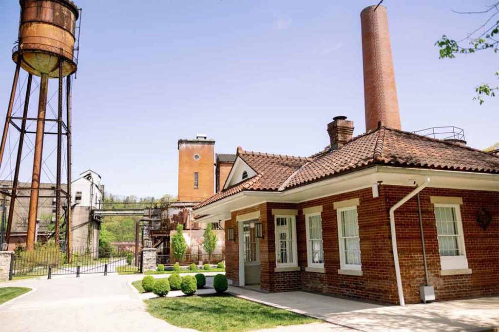 Extracto: Descubre el icónico Bourbon Trail en Kentucky, un road trip imperdible para amantes del buen vivir. Celebra el Día Nacional del Bourbon y explora destilerías legendarias.