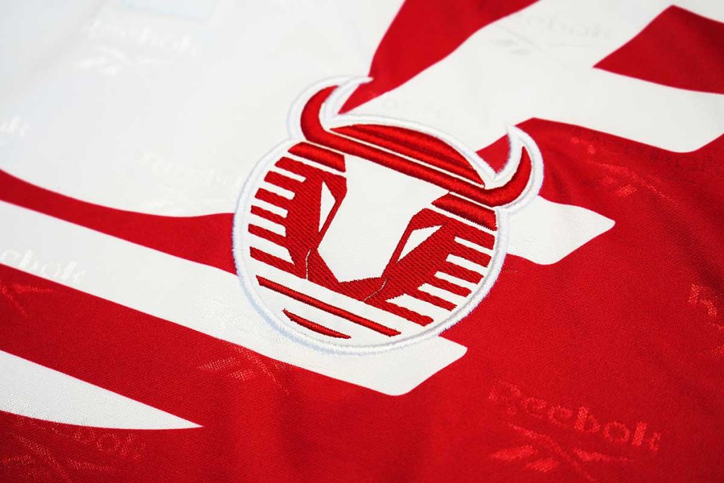Reebok relanza el jersey clásico de Toros Neza de la temporada 1997-1998 en una edición limitada. Un clásico de los 90 de colección