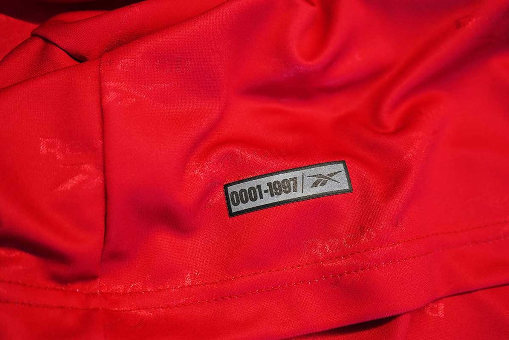 Reebok relanza el jersey clásico de Toros Neza de la temporada 1997-1998 en una edición limitada. Un clásico de los 90 de colección