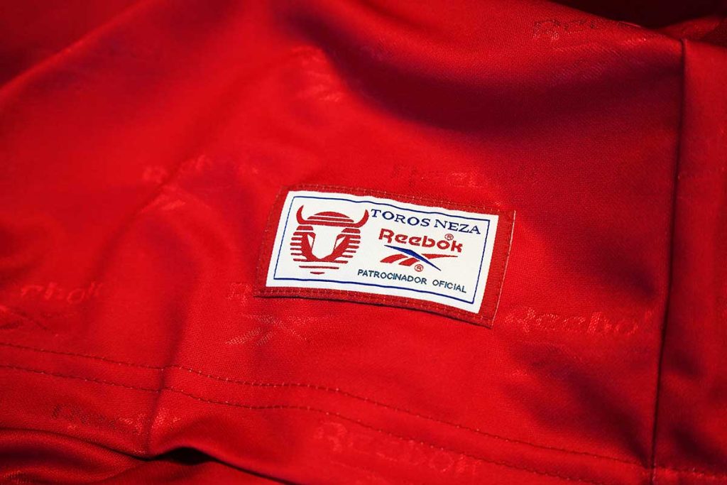 Reebok relanza el jersey clásico de Toros Neza de la temporada 1997-1998 en una edición limitada. Un clásico de los 90 de colección