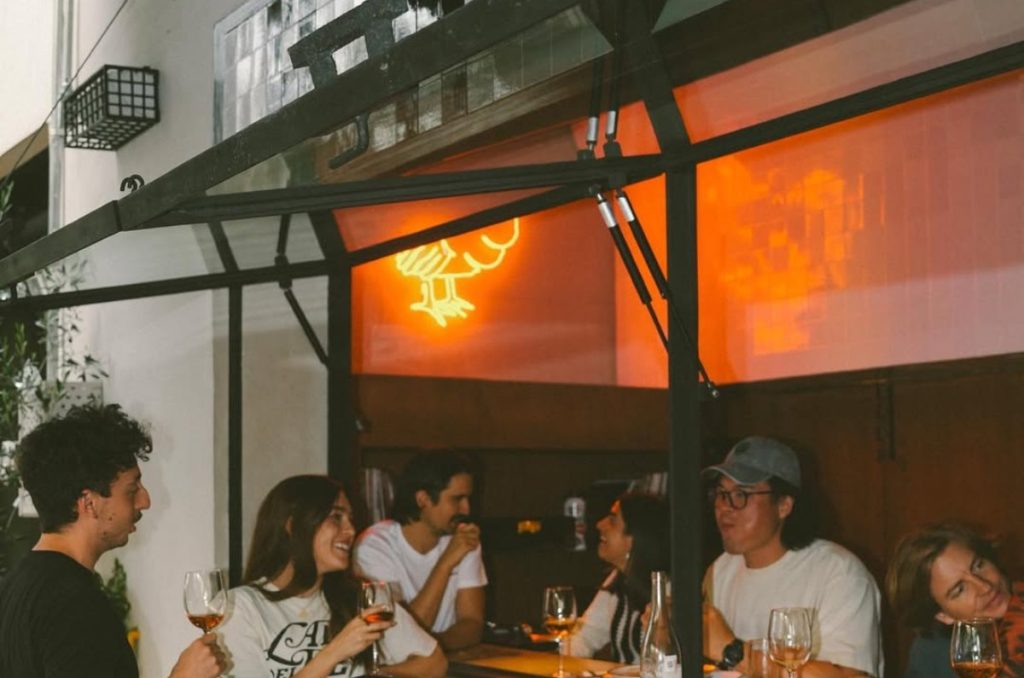 Vinilos, neones y mucho pavo ¡Descubre Pavorosso en la Roma!