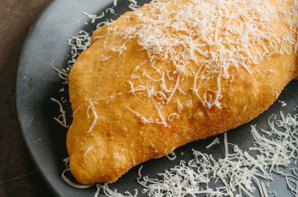 ¿Cómo es y qué lleva la pizza frita? 
