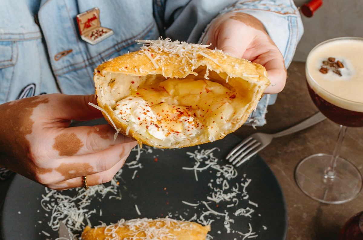 3 lugares para comer pizza frita en CDMX y enamorarte de este antojo